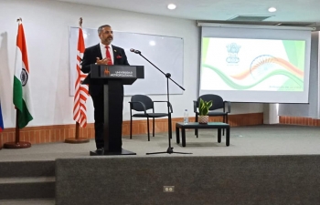 Como parte del alcance de AKAM, el Embajador Abhishek Singh pronuncio un discurso de apertura en la Escuela de Idiomas Modernos y Estudios Liberales de la Universidad Metropolitana de Caracas sobre los logros de la India en diversos campos. Tambien hubo un espectaculo de danza Odissi.